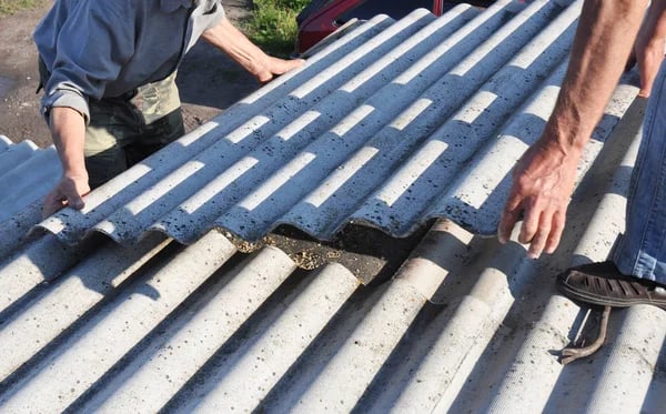 Risks of Asbestos Roofs, Asbestos Roof Removal. Asbestos removal roof works. House with old, danger asbestos roof tiles repair. — Stock Photo, Image