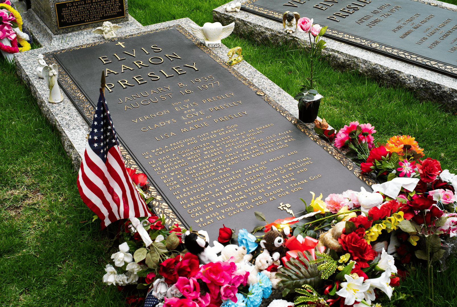 The grave of Elvis Presley.